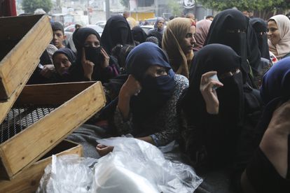 Mujeres palestinas esperaban para comprar pan en Rafah, este domingo, en el sur de la Franja. 