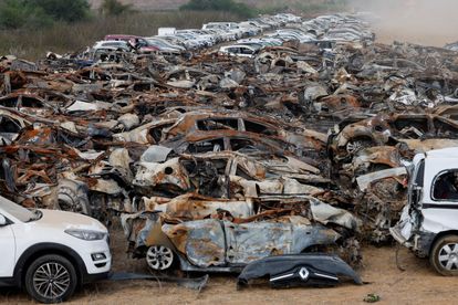 Vehículos quemados por Hamás durante el ataque del 7 de octubre, agrupados en un campo cerca de la frontera entre Israel y Gaza.